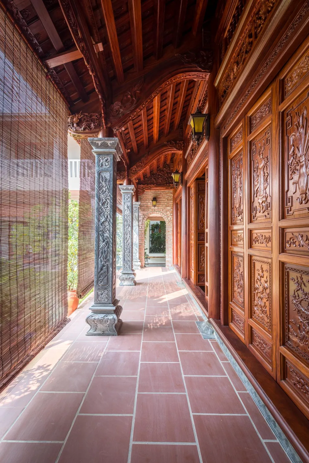 Khối nhà thờ bố trí lùi về phía sau để hạn chế sự lấn át về khối tích so với các công trình lân cận.