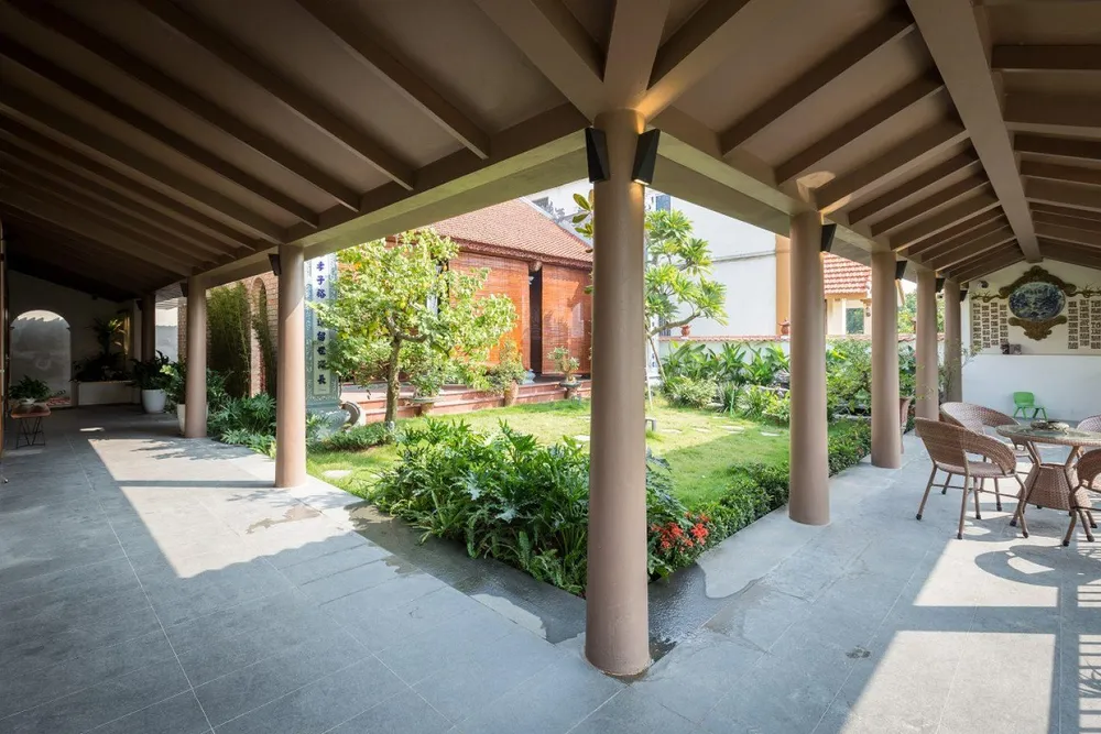 Ngoài chức năng kết nối, hành lang với mái che rộng giúp che nắng cho khu vực sinh hoạt chung ở phía trước và thông gió cho các phòng ngủ ở phía sau.