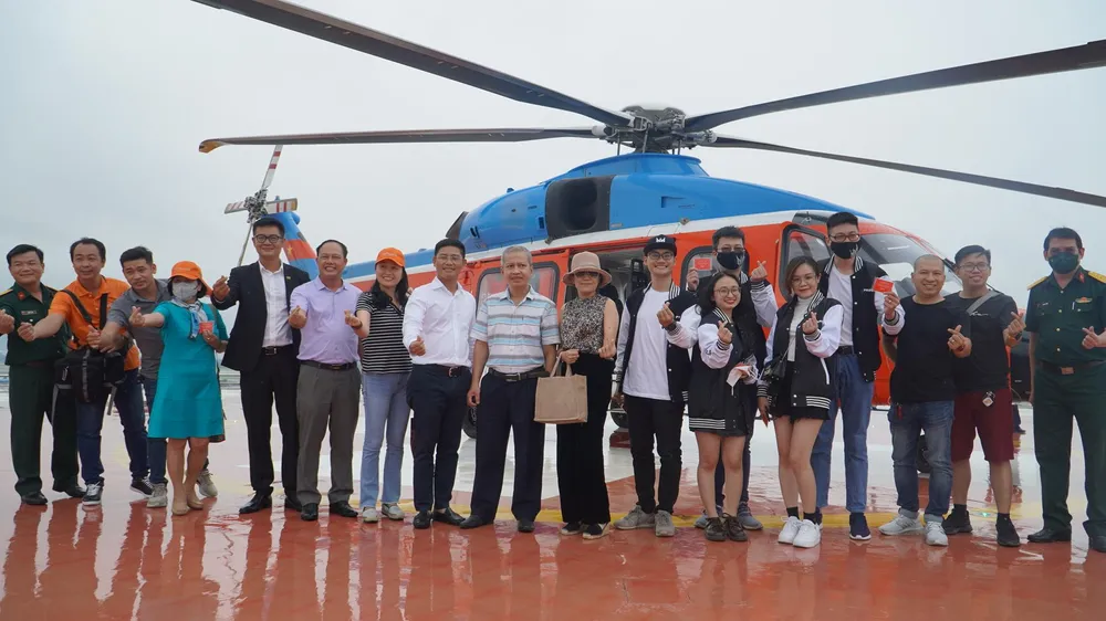 Du khách trải nghiệm tour trực thăng, sản phẩm du lịch mới của TP.HCM. Ảnh: HUỲNH THƠ Du khách trải nghiệm tour trực thăng, sản phẩm du lịch mới của TP.HCM. Ảnh: HUỲNH THƠ