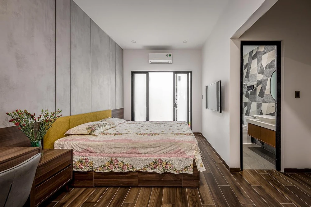 Phòng ngủ thiết kế đơn giản với sàn bằng gỗ màu trung tính.