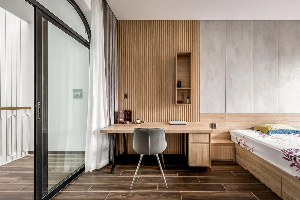 Các phòng ngủ vách tiếp xúc bên ngoài và vách tiếp xúc bên trong giếng trời được làm bằng kính.