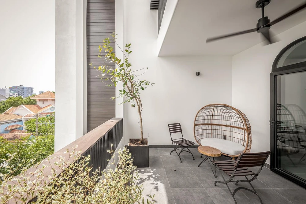 Khoảng trống ban công thụt vào là nơi trồng cây cảnh và thư giãn của các thành viên.