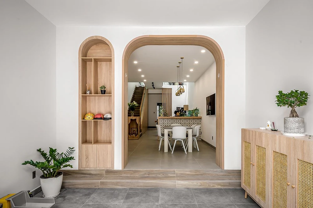 Ngôi nhà trở nên thoáng đãng và tăng diện tích lấy sáng cho phòng ngủ, kết hợp với hệ lam nhựa giả gỗ tạo sự sang trọng.