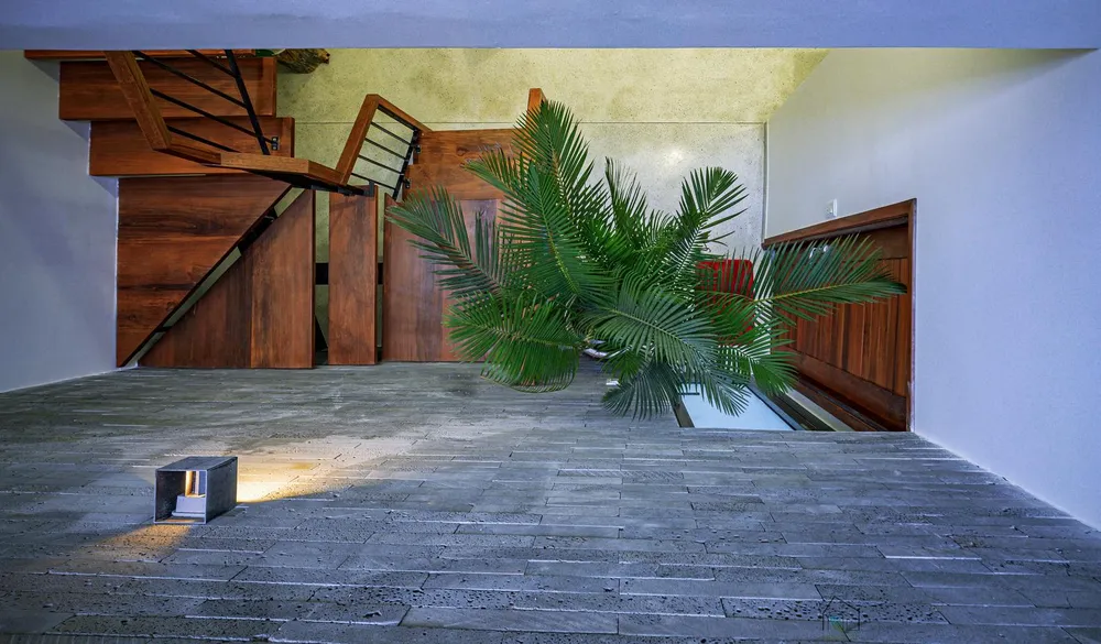 Ngôi nhà có hình dạng khép kín nhưng bên trong là không gian mở nối liền bếp với phòng khách và khoảng thông tầng.