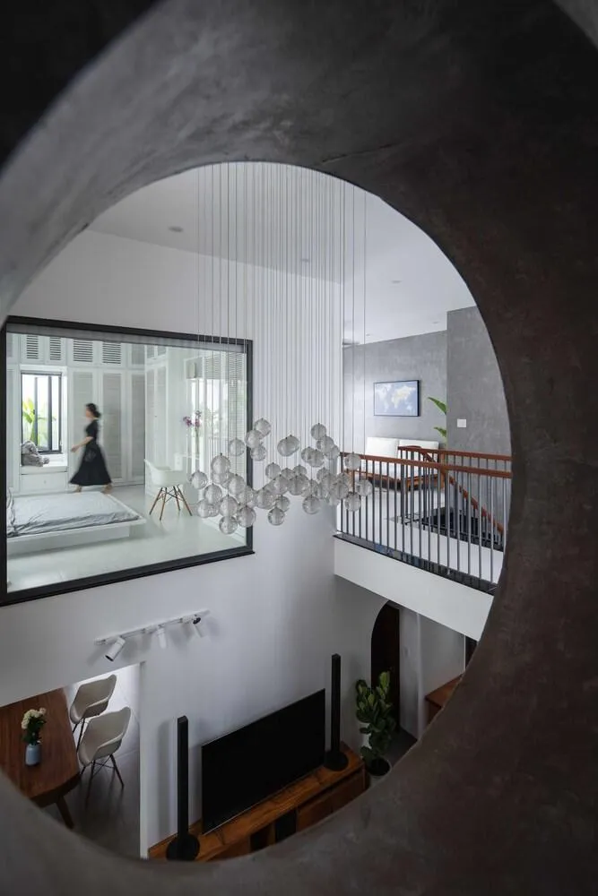 Khoảng thông tầng lớn đã được tạo ra ở giữa ngôi nhà mang lại sự kết nối giữa các không gian tốt hơn.
