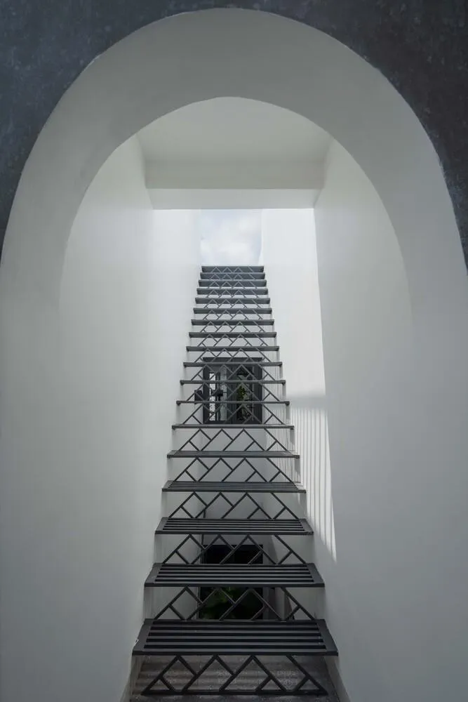 Chiếc cầu thang là điểm nhấn của ngôi nhà ở tầng trên cùng.