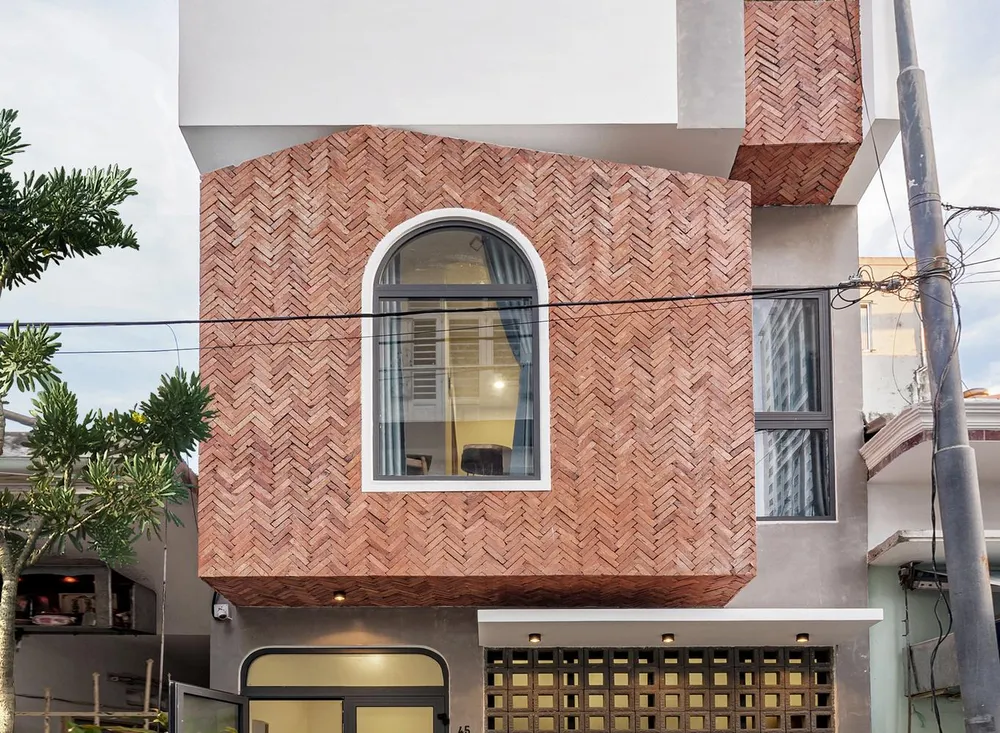 Ngôi nhà nằm giữa con hẻm nhỏ và được xây dựng trên mảnh đất chỉ 50 m² ở TP Đà Nẵng.