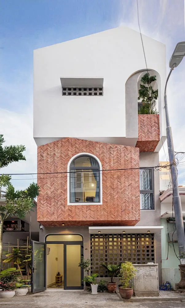 Ngôi nhà là sự giao thoa nhẹ nhàng giữa kiến trúc hiện đại pha chút hoài cổ.