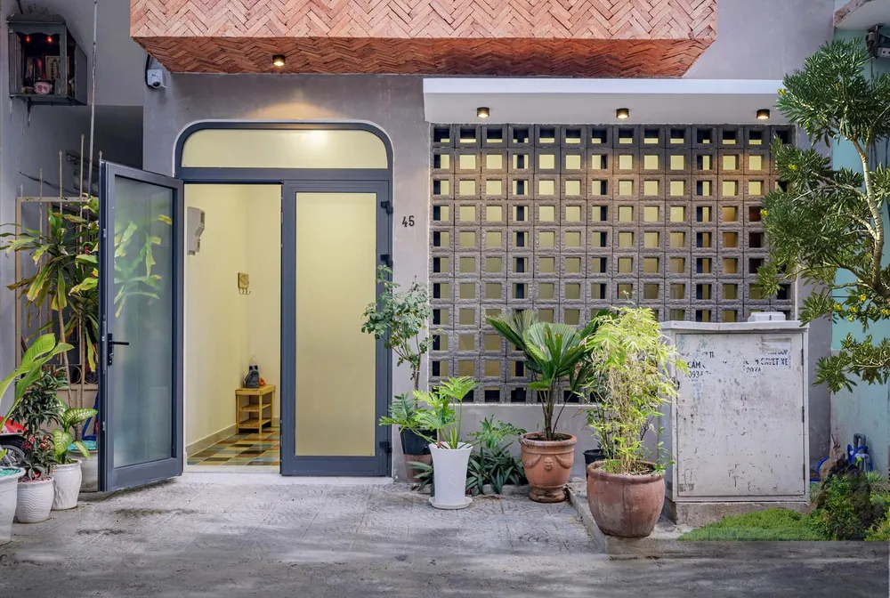 Mặt tiền của nhà khác biệt và nổi bật trong con hẻm nhỏ.