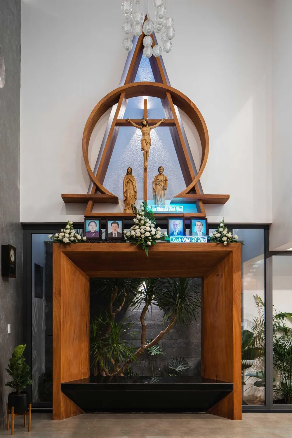 Ngôi nhà được thiết kế dành cho một gia đình theo đạo Thiên Chúa.