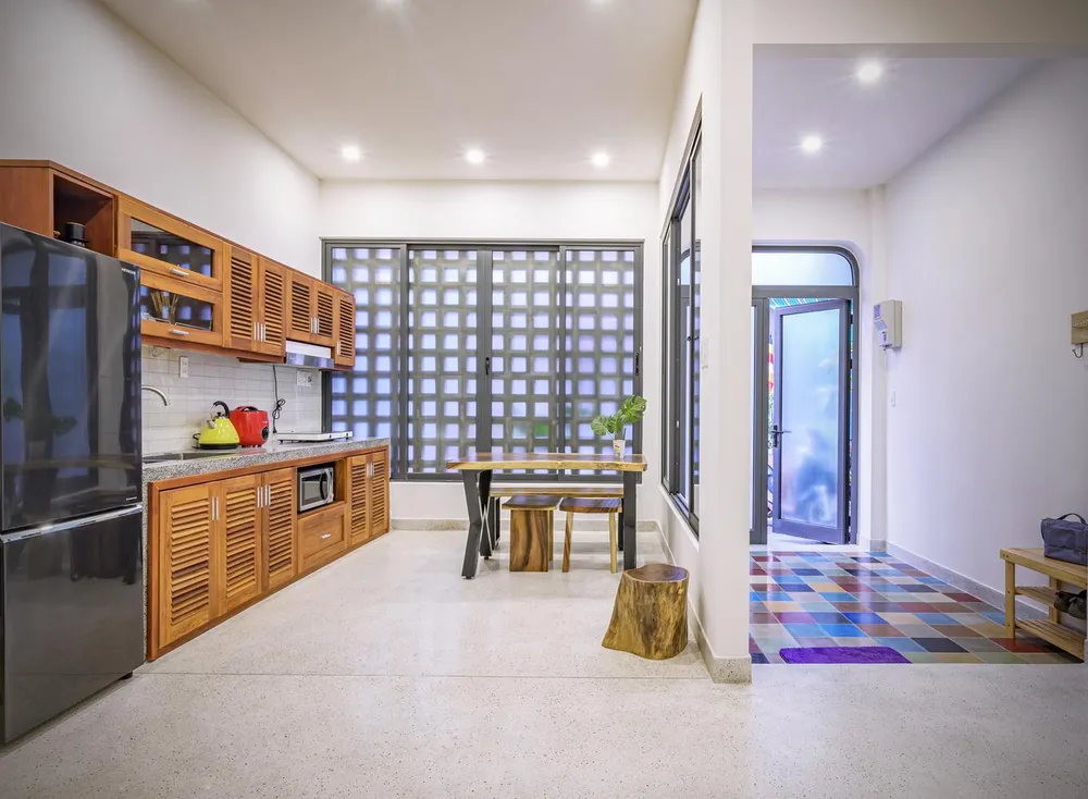 Phòng khách là nơi gắn kết các thành viên trong gia đình tạo cho họ không gian hàn huyên tâm sự cùng nhau. Điểm nhấn chính của nội thất là gỗ. Bức tường được sơn tông màu trắng giúp không gian trở nên rộng và sang trọng hơn.