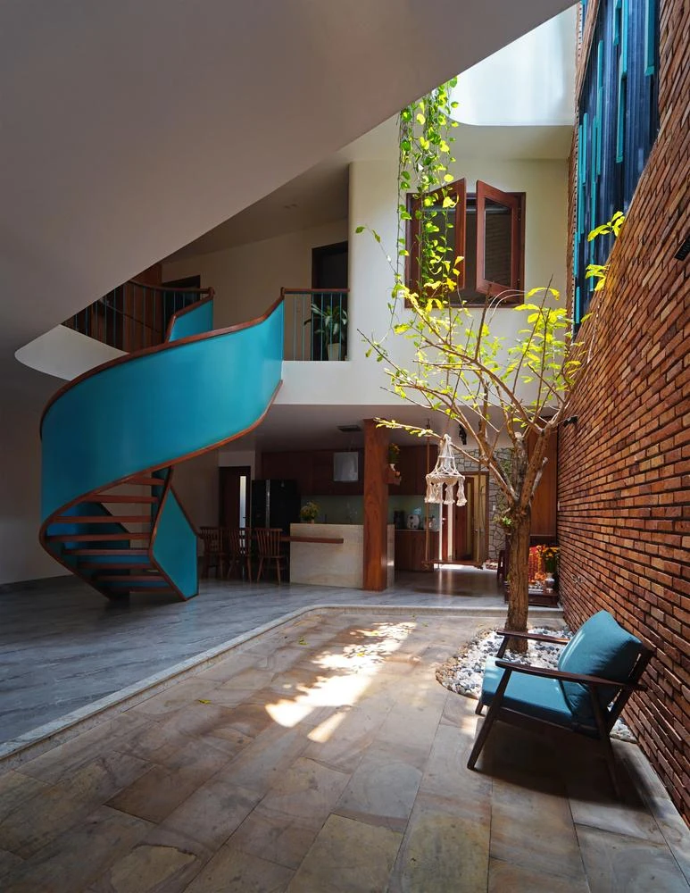 Kiến trúc IZ Architects đã thiết kế ngôi nhà có không gian kết nối chặt chẽ giữa bên trong và bên ngoài.