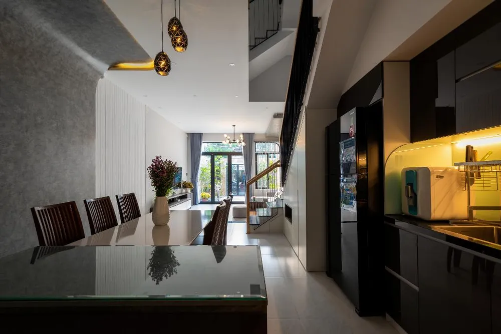 Khu vực bếp và phòng khách nối kết với nhau nhưng vẫn được phân tách không gian bởi khoảng vòm cong.