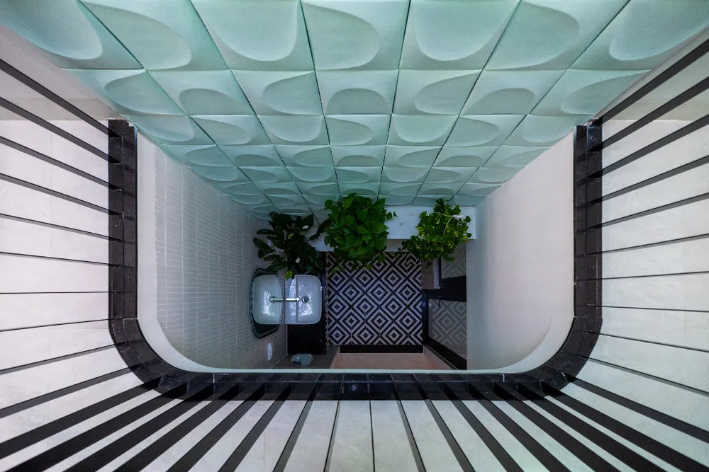 Khoảng thông tầng giúp lấy sáng và gió cho ngôi nhà, gắn kết các không gian chặt chẽ với nhau.