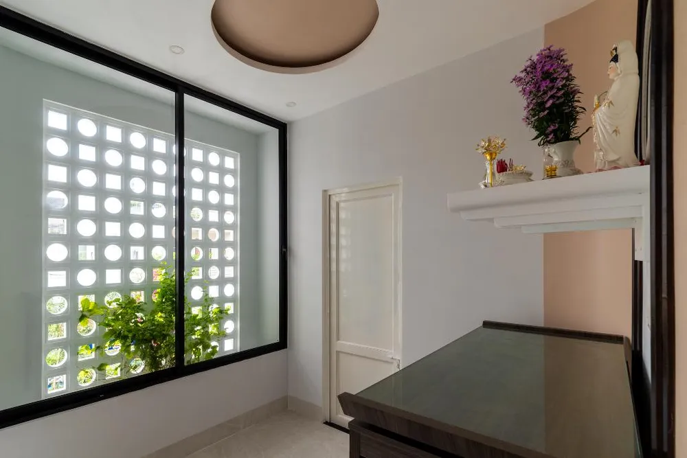 Nơi thờ cúng được thiết kế riêng, trang nghiêm.