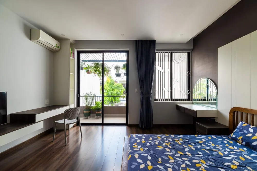 Phòng ngủ master được thiết kế với tông trầm tối, đồng thời có hệ lam vừa che nắng vừa có thể bố trí trí thêm cây xanh.