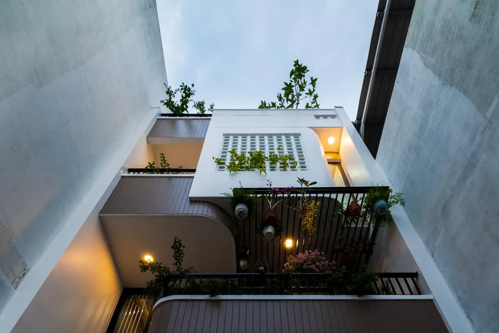Sàn ban công tầng ba được thiết kế giật thấp trên đầu cửa kính nhằm giảm góc chiếu nắng vào phòng ngủ, lượng nắng chiều sẽ không đi sâu vào phòng.