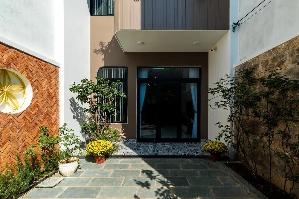 Rosehouse được thiết kế lùi sâu, chừa lại khoảng sân trước rộng rãi để đón nắng, gió được nhiều nhất và tạo được không gian thỏa đam mê của gia chủ.