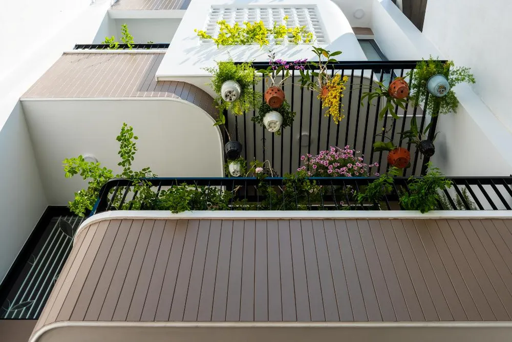 Bức tường hoa gió nửa kín nửa hở làm dịu ánh nắng chói mà vẫn đưa được ánh sáng, gió trời vào trong nhà.