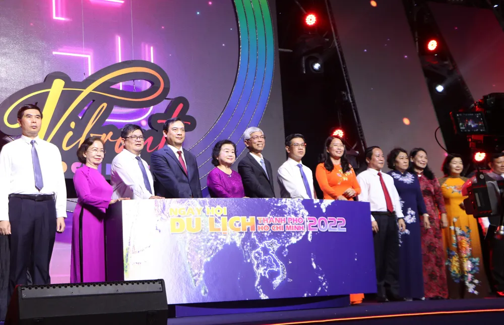 Các đại biểu thực hiện nghi thức khai mạc ngày hội Du lịch.