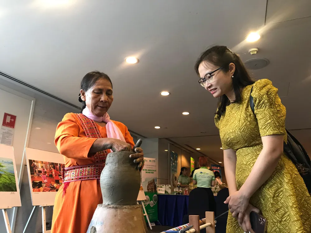 Ninh Thuận đưa đến các sản phẩm gồm, sứ đặc trưng vùng. Ninh Thuận đưa đến các sản phẩm gồm, sứ đặc trưng vùng.