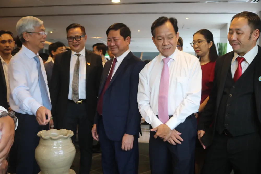 Lãnh đạo TP.HCM và tỉnh Ninh Thuận cùng tham quan các sản phẩm trưng bày tại hội nghị. Lãnh đạo TP.HCM và tỉnh Ninh Thuận cùng tham quan các sản phẩm trưng bày tại hội nghị.