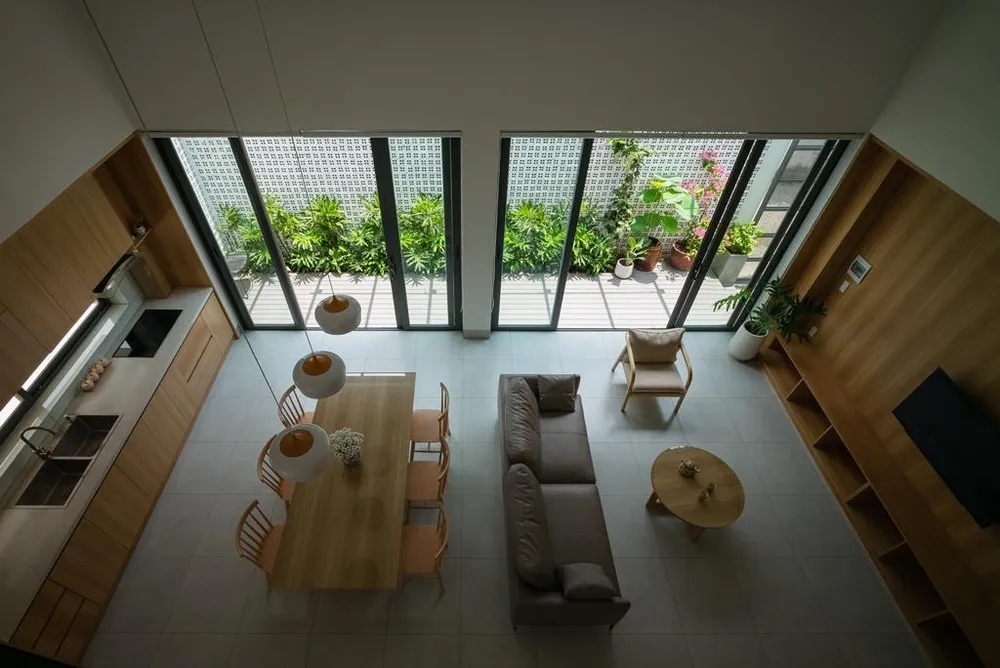 Phòng khách, bếp, bàn ăn nhìn từ khoảng thông tầng.