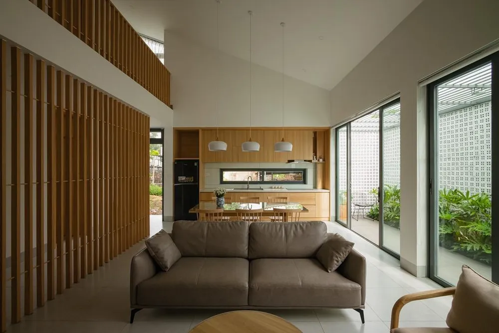 Công trình được xây dựng trên khu đất khá vuông vức, hai bên là vườn rau của gia đình.