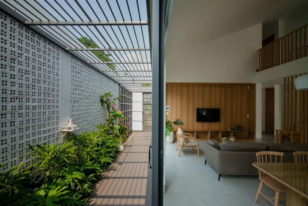 Công trình gồm hai tầng, tầng trệt gồm khu sinh hoạt chung, phòng ngủ của cha mẹ và chị gái.