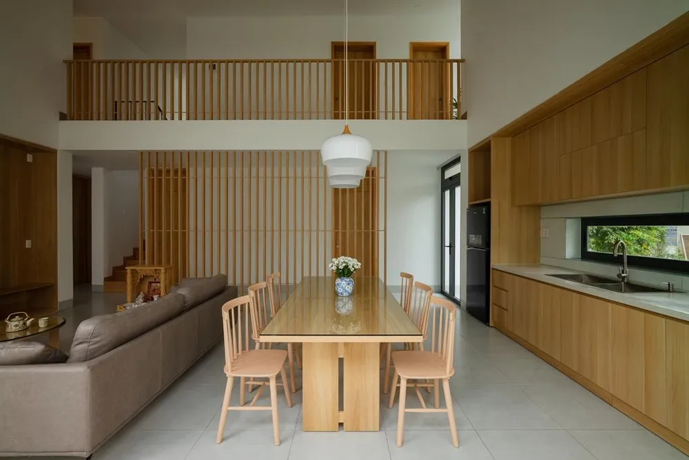 Tầng lầu là phòng của các con, tất cả được kết nối với nhau bằng khoảng thông tầng giữa nhà.