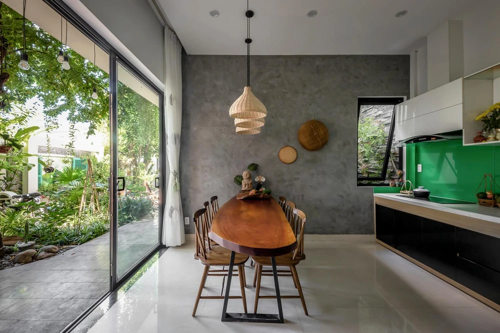 Thiết kế cửa kính lớn giúp phòng khách, bếp nhận được nguồn sáng tự nhiên nhiều nhất.