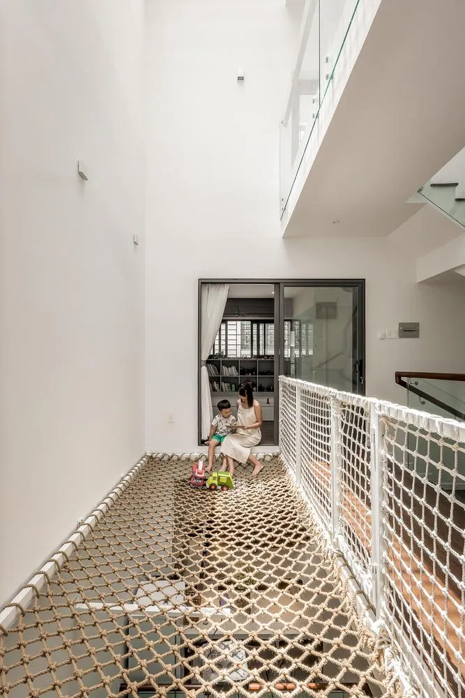 Một khoảng trống lớn được đưa ra giữa nhà làm ống thông gió cho mọi không gian.