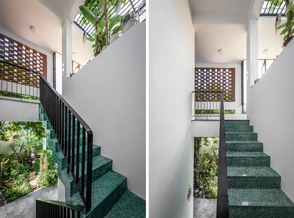 Ba khối nhà được ngăn cách bởi cầu thang và không gian sân vườn tạo ra những khoảng trống đối lưu đến mọi ngóc ngách trong nhà.