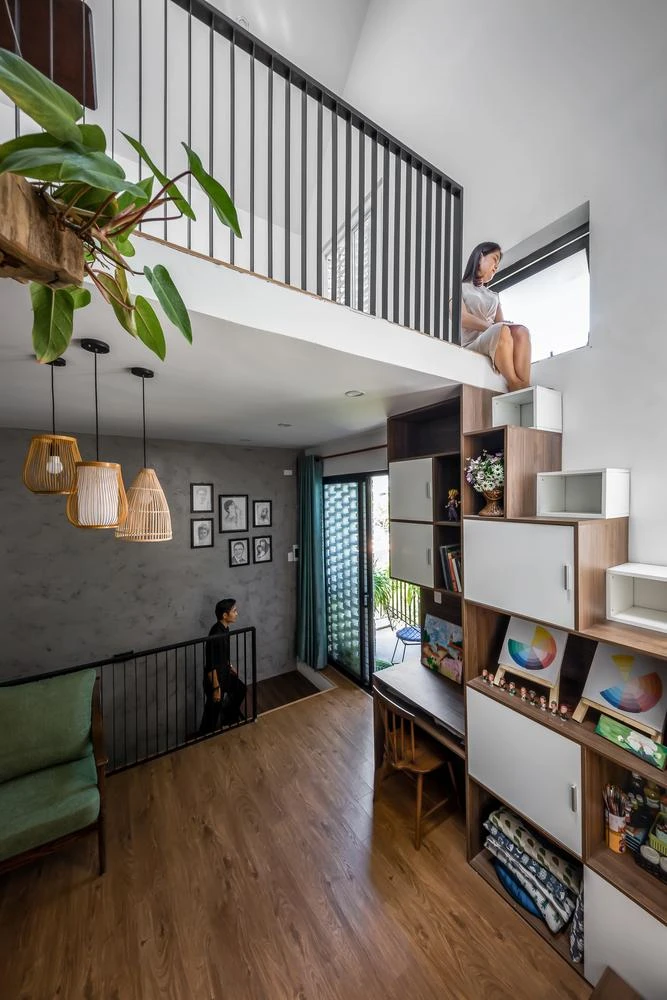 Những khoảng trống được kết hợp với hệ thống cửa tạo thành luồng thông gió, đối lưu không khí rất quan trọng cho ngôi nhà.