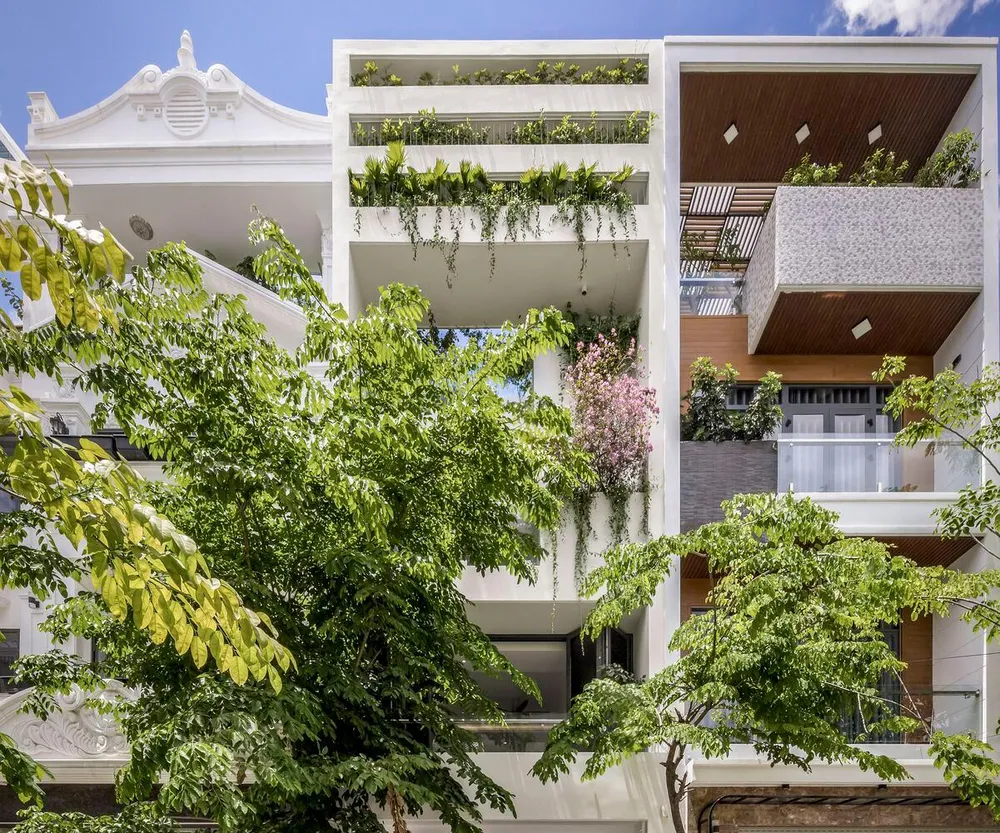 TQ House tọa lạc tại khu đất có diện tích 5 x16 m nằm xen giữa hai ngôi nhà hiện hữu tại TP.HCM.