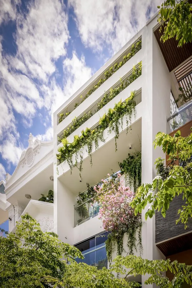 Mặt tiền hướng ra con phố nhỏ và mặt sau là một ngôi nhà khác, đây là một kiểu nhà phố điển hình ở đô thị Việt Nam.