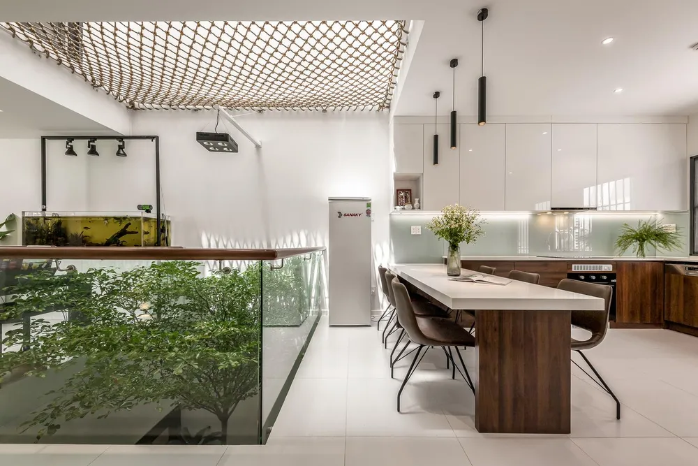 Mọi không gian hạng mục đều có hai mặt thông gió ra khoảng trống hoặc sân vườn bằng cửa trượt để tạo sự thông gió xuyên suốt.