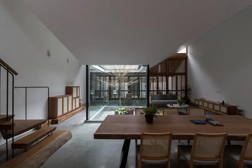 Thông qua &quot;chiếc phễu&quot; để lấy sáng và thông gió tự nhiên cho ngôi nhà.