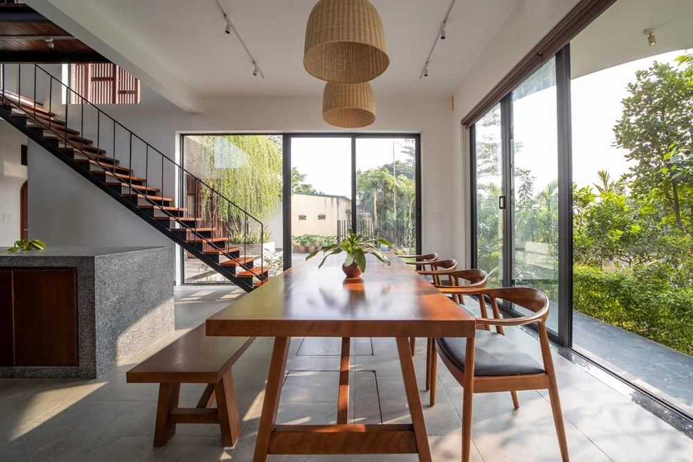 Kiến trúc sư đã bố trí hàng hiên đóng vai trò một không gian đệm chuyển tiếp giữa trong nhà và ngoài nhà, đồng thời là không gian giảm nhiệt cho phòng khách với việc kết hợp trồng cây xanh che nắng.