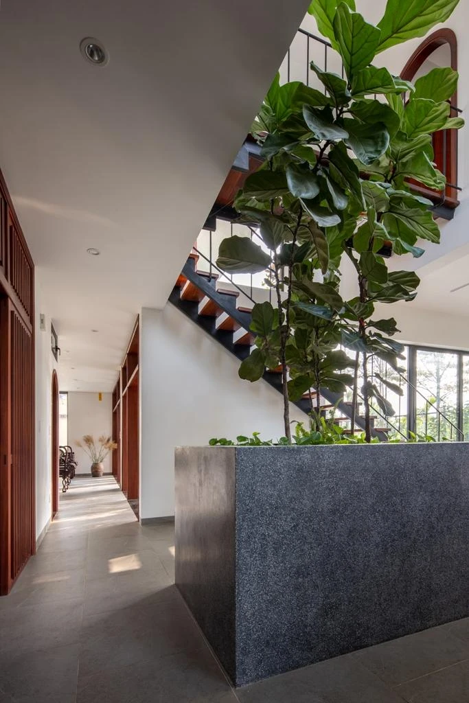 Cũng như các công trình nhà truyền thống ở Bắc Bộ, kiến trúc sư đã thiết lập một trục chính từ sân qua hiên, vào phòng khách rồi đến khu vực thờ cúng.