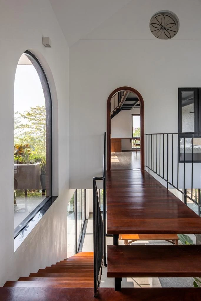 Tầng hai là nơi bố trí phòng ngủ của hai người con trai về chơi mỗi cuối tuần, và một phòng chơi bóng bàn cho cả gia đình.