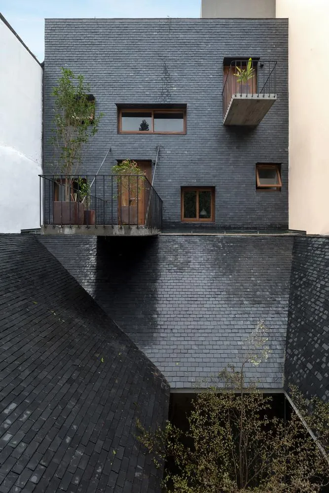 Công trình Hopper house có diện tích 240 m², tọa lạc tại vị trí đắc địa của phường Quảng An, quận Tây Hồ, TP Hà Nội.