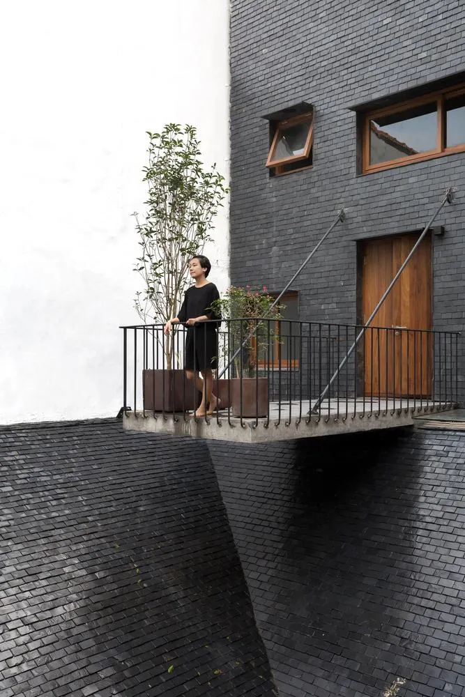 Bên ngoài công trình mang đến sự quen thuộc của ngôi nhà truyền thống miền Bắc.