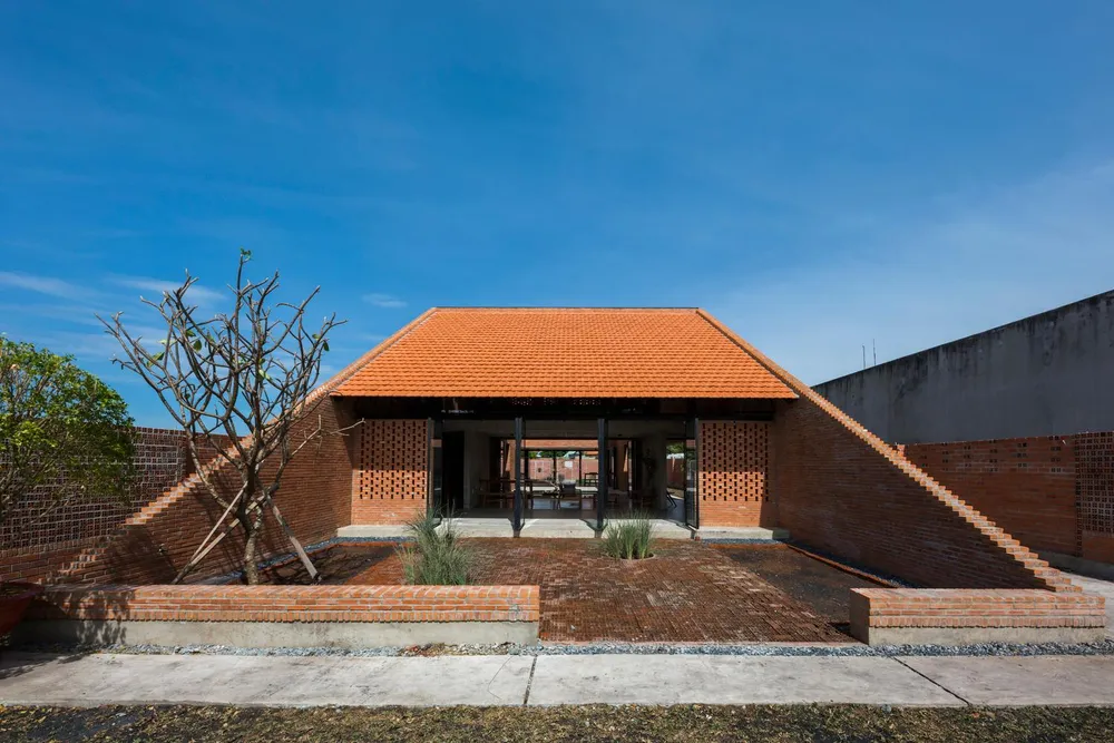 Ngôi nhà bằng gạch đỏ giản dị nhưng nổi bật ở Long An ảnh 1