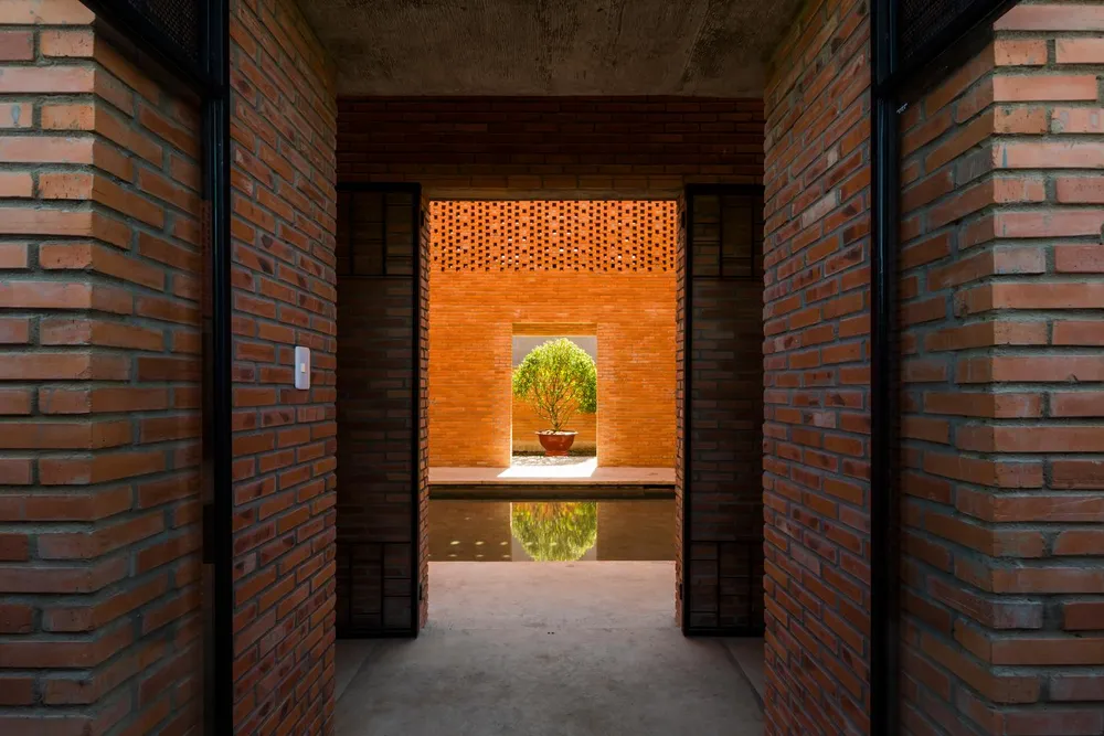 Nhóm thiết kế đã tạo nên một không gian liên hoàn giữa các chức năng trong và ngoài nhà, để các con có thể thoải mái vui chơi, vận động mà không bị gò bó bởi những bức tường ngăn cách.