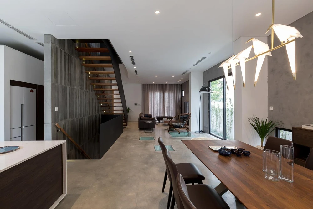 Các vật liệu quen thuộc được sử dụng như bê tông thô, thép, gỗ.