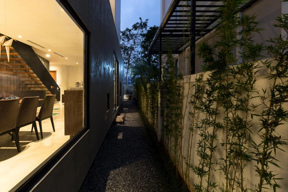 Nhóm thiết kế tạo độ thông thoáng nhiều hơn hai hướng cho không gian của ngôi nhà.