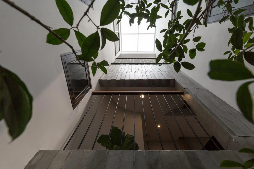 Một khoảng trống ở trung tâm ngôi nhà được cơi nới, nâng lên để làm sân trong.