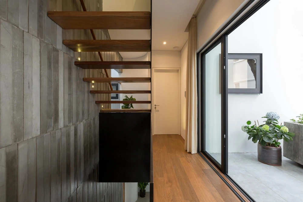 Khoảng trống thứ hai được tạo ra nhằm mục đích đối lưu, thông gió cho toàn bộ ngôi nhà cũng như cung cấp ánh sáng tự nhiên cho hệ thống nhà vệ sinh.