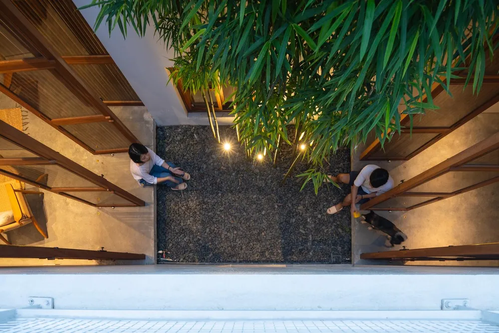 Tất cả được nhóm thiết kế tính toán kỹ lưỡng, kiểm soát góc nhìn và giảm thiểu ánh nắng trực tiếp từ hướng tây cho toàn bộ mặt tiền.